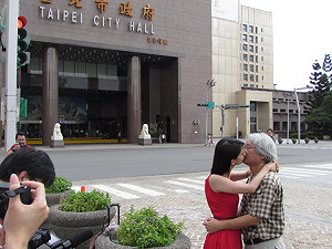 響應「百吻台灣」  馮光遠、楊雅晴吻了