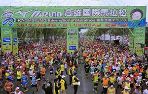 高雄馬拉松開跑 參賽者反串造型添趣味