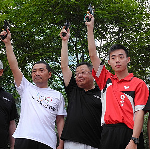 桌球金牌陳建安  為新北路跑賽鳴槍