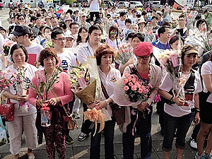 連勝文贈花方仰寧  警局前湧支持人潮　