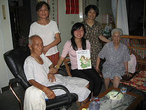 獨力完成變遷漫畫史  陳小雅感謝高阿姨