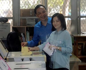 朱立倫偕妻投票 籲台灣別分藍綠、階級