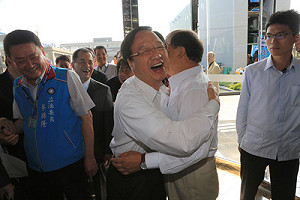 視察挺胡  江揆：市長做太久不好嗎？