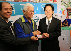 南市領先推出市民卡  首卡發給甘神父