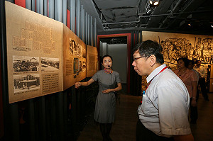 訪四行倉庫見國旗  柯P：歷史就是歷史