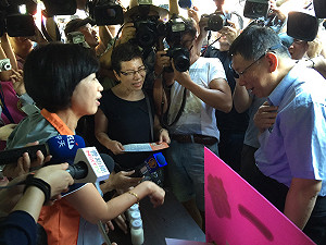 陳佩琪穿新衣服 柯P驚訝「哇！哇！哇！」