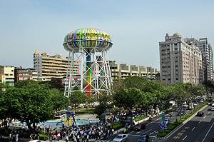 高雄老水塔裹糖衣 城市棒棒糖繽紛亮眼