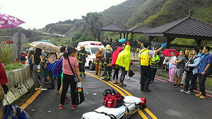 陽明山冷水坑公車翻覆 24人傷送醫治療