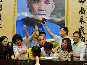 綠議員突擊簽到再拚散會  台南議會爆衝突