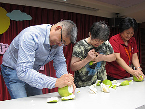 看到連勝文  失智阿嬤開心喊：國民黨的