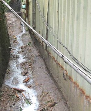 工廠偷排廢水 新北觀音坑溪成乳白色