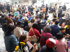 高雄反服貿  近千人匯聚國民黨部