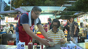 當打工仔向市民取經 連勝文揮汗賣豬肝湯