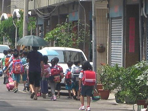 安親班價昂  家長負擔年達十萬元