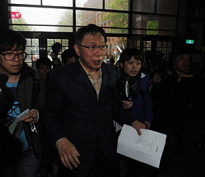 柯P「進口」外配說  許立民臉書道歉