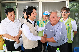 賴清德視察酪農區  籲味全提高生乳收購價