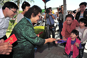 陳菊送開運紅包  民眾討吉利