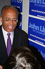 彭博與湯普森電視辯論  紐約市長選戰激火花