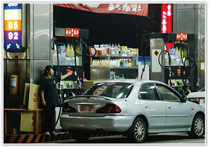 中國原油進口激增 國際油價震盪收高