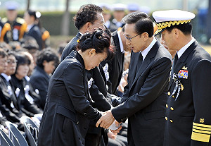 天安艦沉船意外  李明博參加永訣儀式