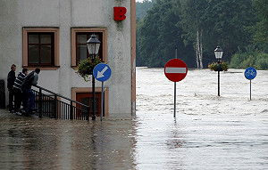 中歐豪大雨釀水災 15人死亡