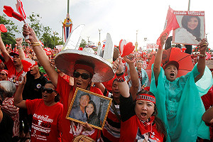 泰國局勢持續升溫  紅黃衫軍街頭對峙