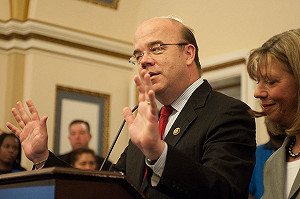 美民主黨國會議員想動憲法第一修正案