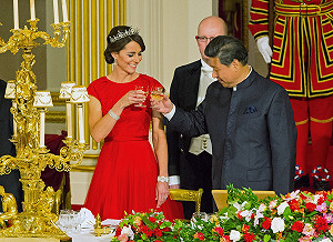 迎習近平  凱特王妃一身紅戴鑽冠受矚目