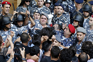 因垃圾問題占領黎巴嫩環境部群眾 遭警驅離