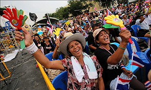 泰大規模反政府示威  盈拉堅稱不下台