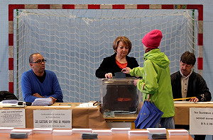 法總統大選首輪投票  形成2人拼鬥戰