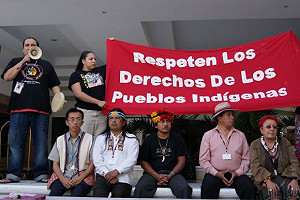 氣候變遷會場外   跨國原住民代表拉布條抗議