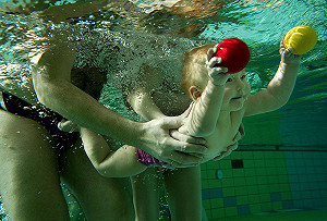 德警告：嬰兒游泳容易引發氣喘風險