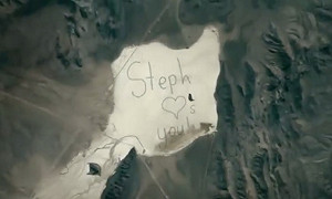 美國女孩沙漠寫字 隔「空」向父親傳愛