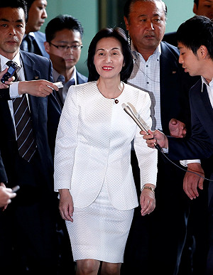 日法務大臣辭職  安倍內閣1天失2女將