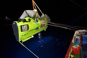 跌到谷底真好  名導柯麥隆抵馬里亞納海溝