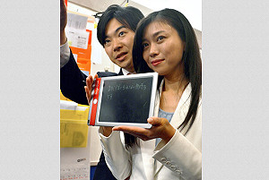 東京議員選舉  失聰美女公關筆談出線