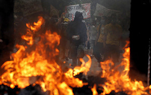 希臘通過撙節案 激化警民衝突