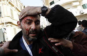 記者成箭靶  在埃及遭親政府派襲擊