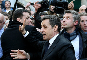 薩科奇造勢遇抗議  避咖啡店躲蛋襲