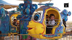 IS打溫情牌  推兒童賣笑粉飾太平