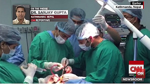 CNN記者變仁醫 為尼泊爾2女開腦救命