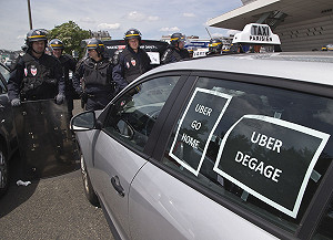 怒嗆Uber搶客 法2800名運將罷工堵機場