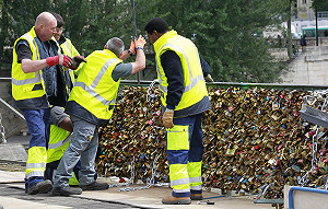 無法承受之重！巴黎移除近百萬個愛情鎖