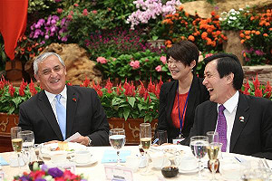 曾接受馬英九贈勳  瓜國總統涉貪彈劾批准