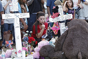 美戲院槍擊案  生還者控告片商