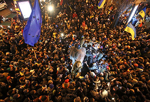 烏克蘭群眾續示威  列寧雕像遭殃