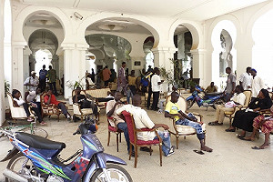 馬里暴民衝入總統府毆昏臨時總統