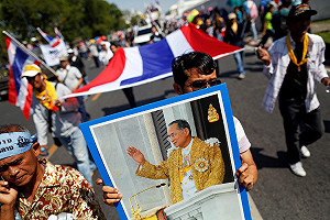 反政府續佔官廳  泰王生日後將擴大示威