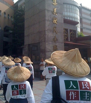 人民作主苦行開拔   呂秀蓮、李應元等人同行